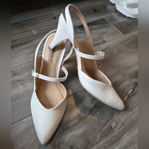 🌈 2 For $48 🌈 White Picadilly Kitten Heels W8